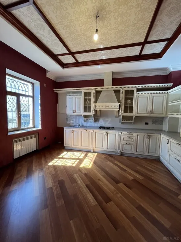 Satılır 8 otaqlı həyət evi 530 m²