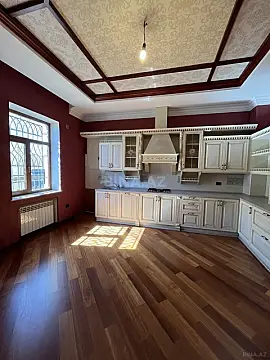 Satılır 8 otaqlı həyət evi 530 m²