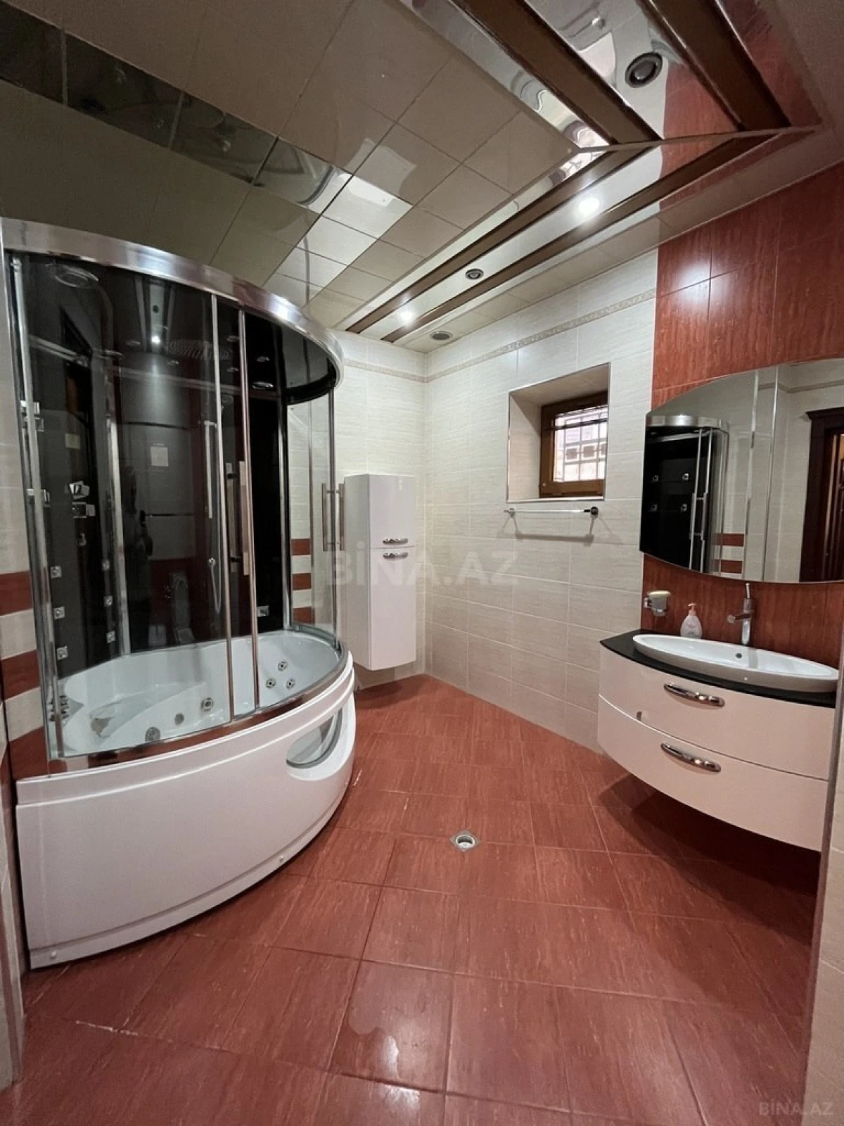 Satılır 8 otaqlı həyət evi 530 m²