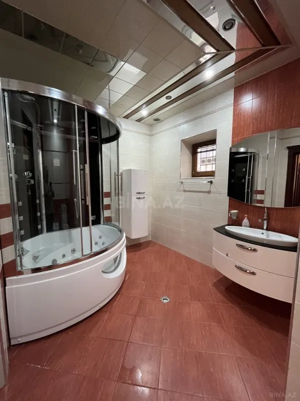 Satılır 8 otaqlı həyət evi 530 m²