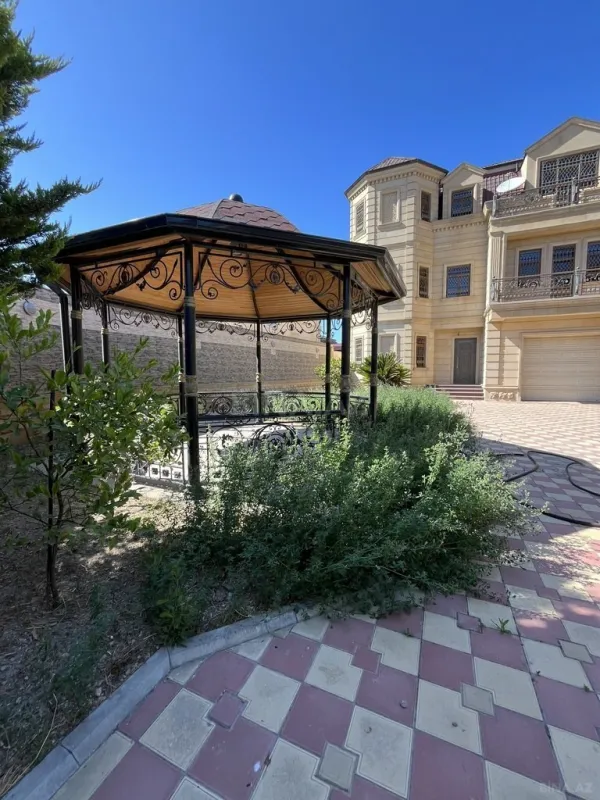 Satılır 8 otaqlı həyət evi 530 m²