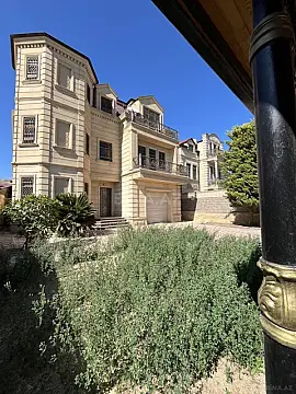 Satılır 8 otaqlı həyət evi 530 m²
