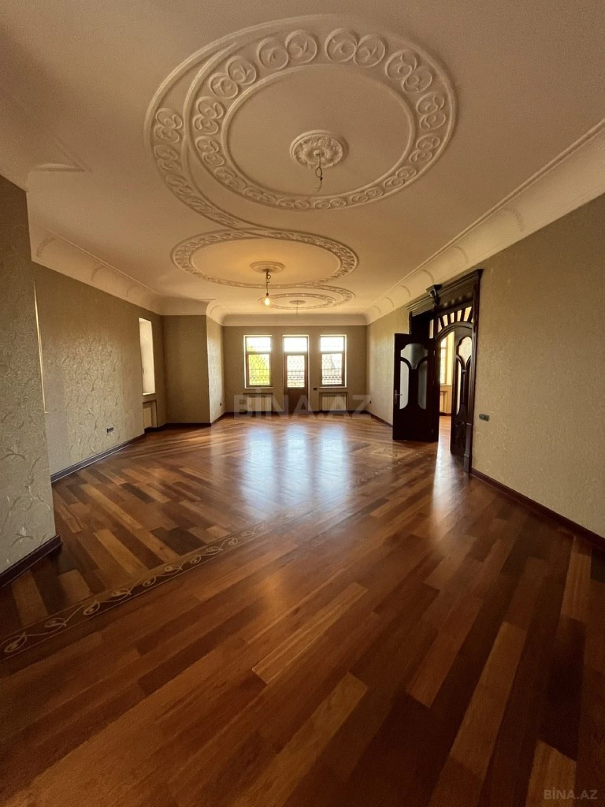 Satılır 8 otaqlı həyət evi 530 m²