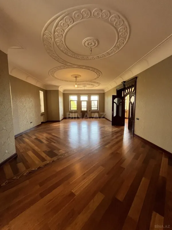 Satılır 8 otaqlı həyət evi 530 m²