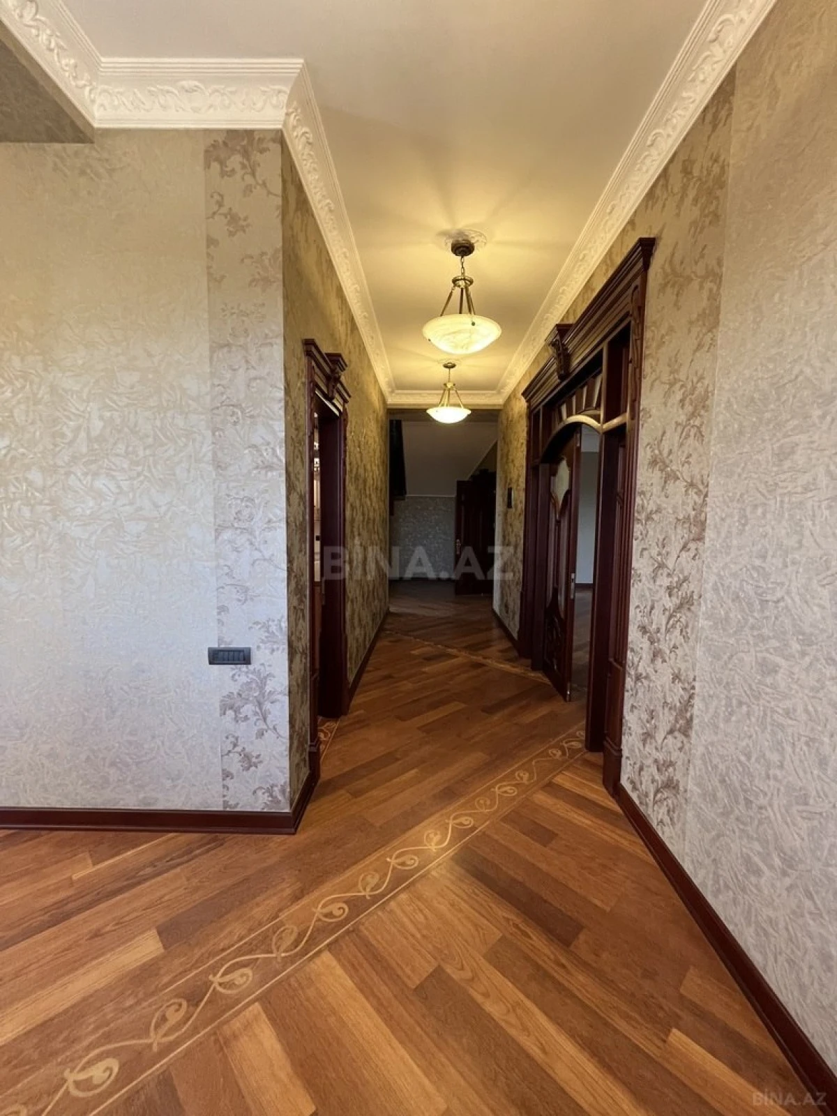 Satılır 8 otaqlı həyət evi 530 m²