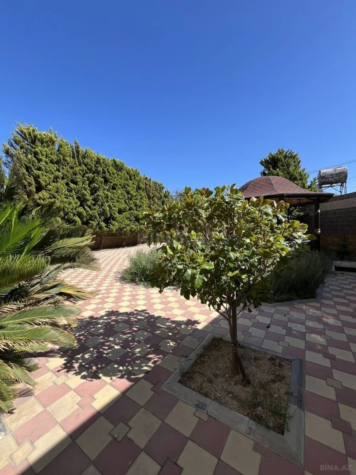 Satılır 8 otaqlı həyət evi 530 m²