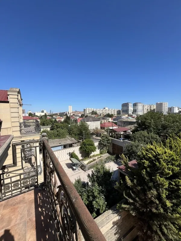 Satılır 8 otaqlı həyət evi 530 m²