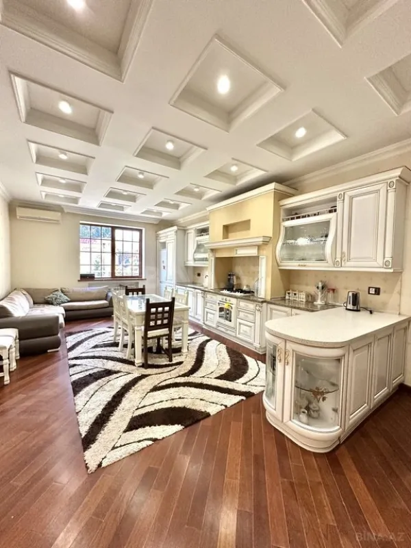 Satılır 7 otaqlı həyət evi 500 m²