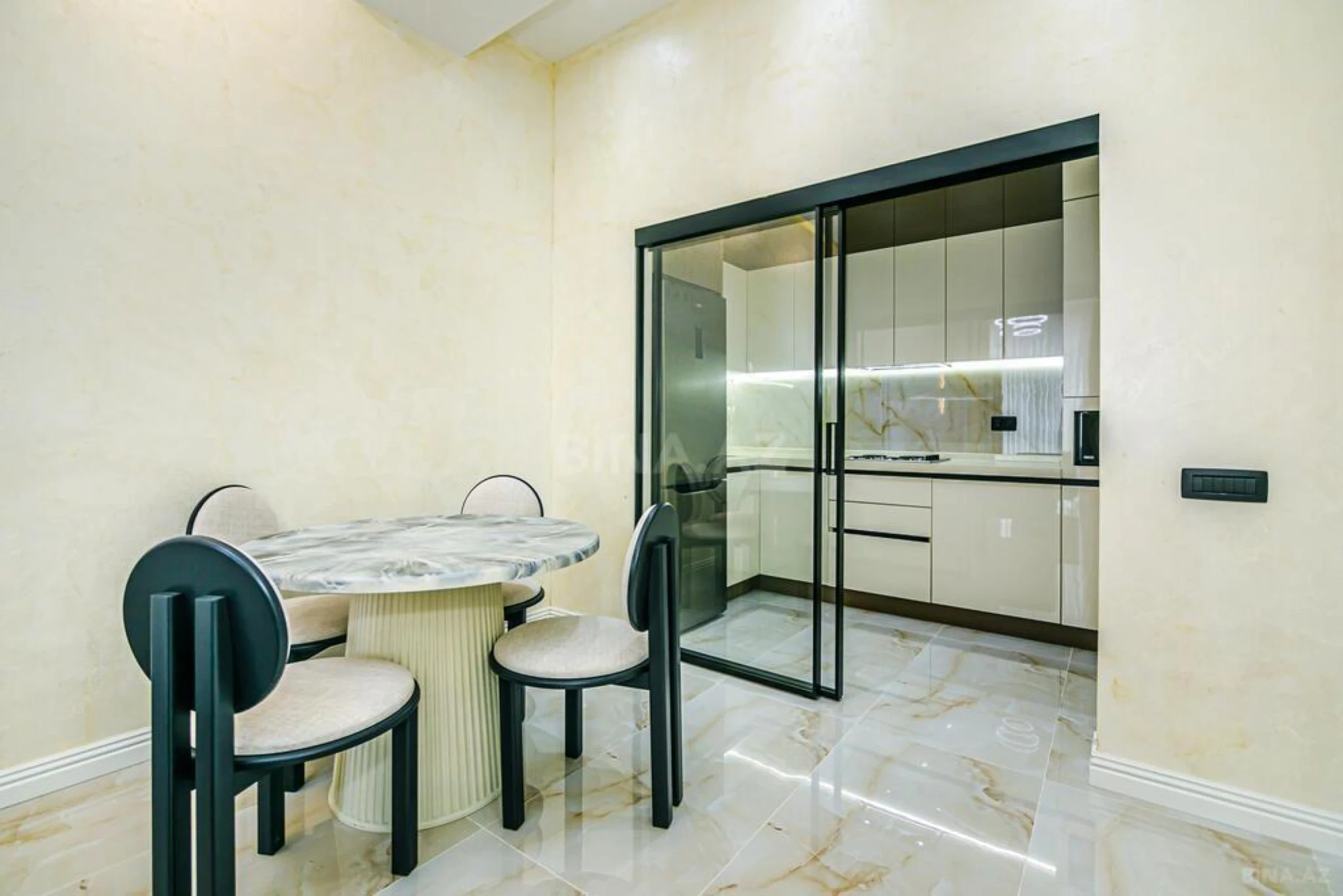 Kirayə verilir 2 otaqlı mənzil 100 m²