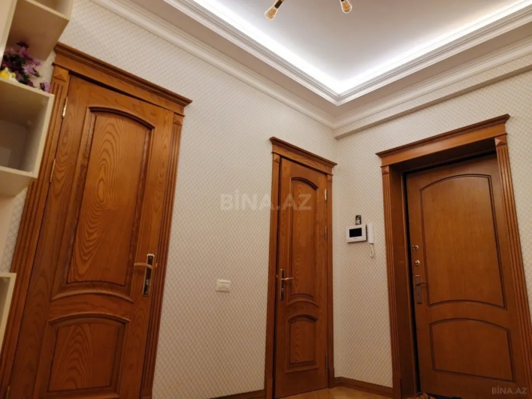 Satılır 3 otaqlı mənzil 135 m²