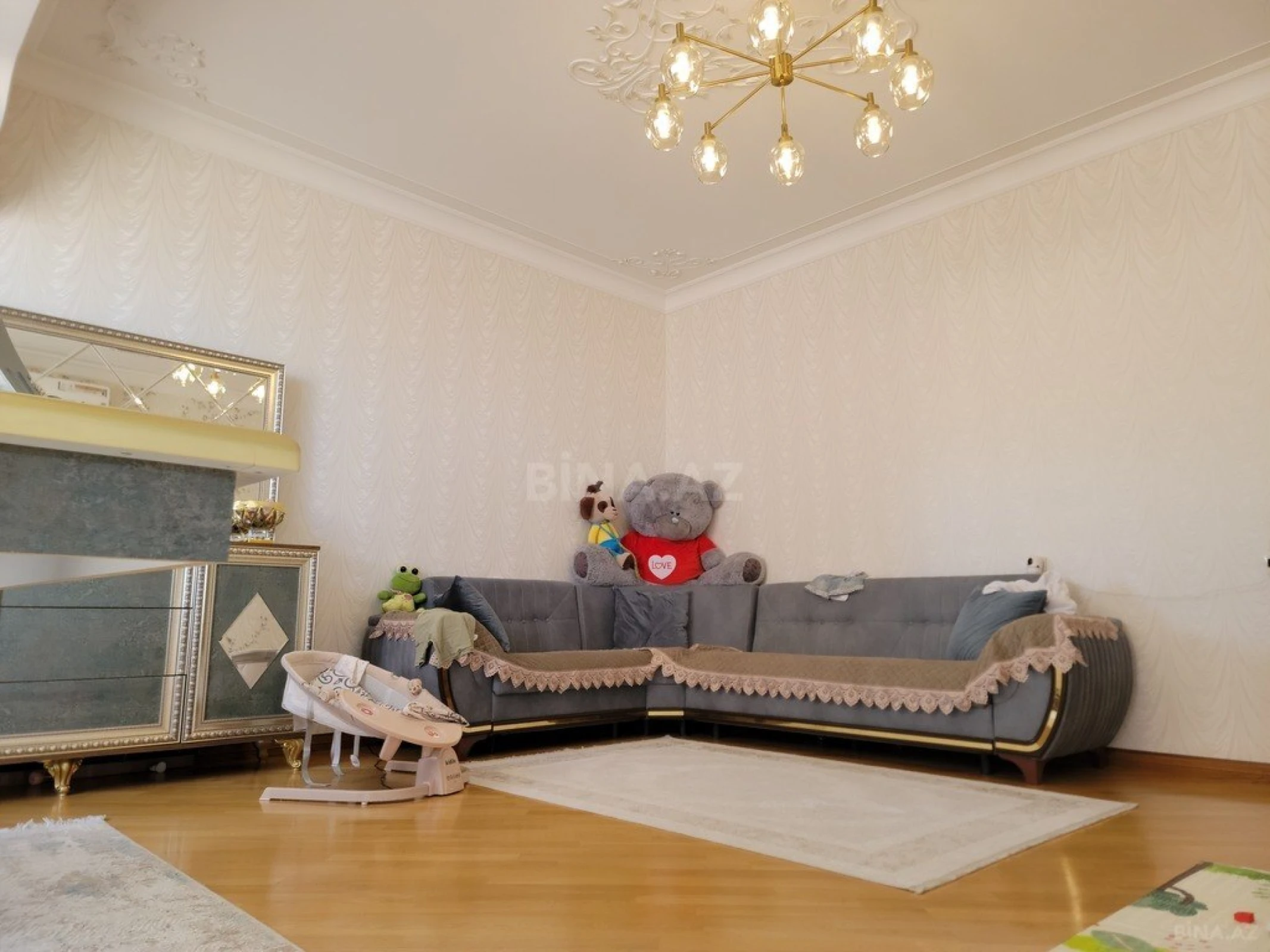 Satılır 3 otaqlı mənzil 135 m²