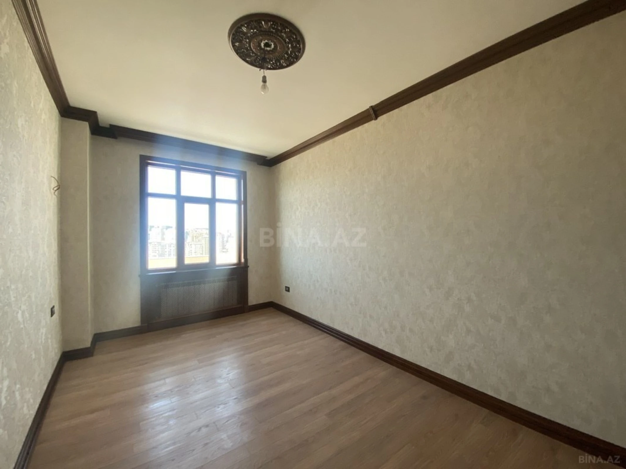 Satılır 4 otaqlı mənzil 180 m²