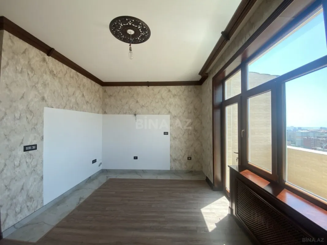 Satılır 4 otaqlı mənzil 180 m²