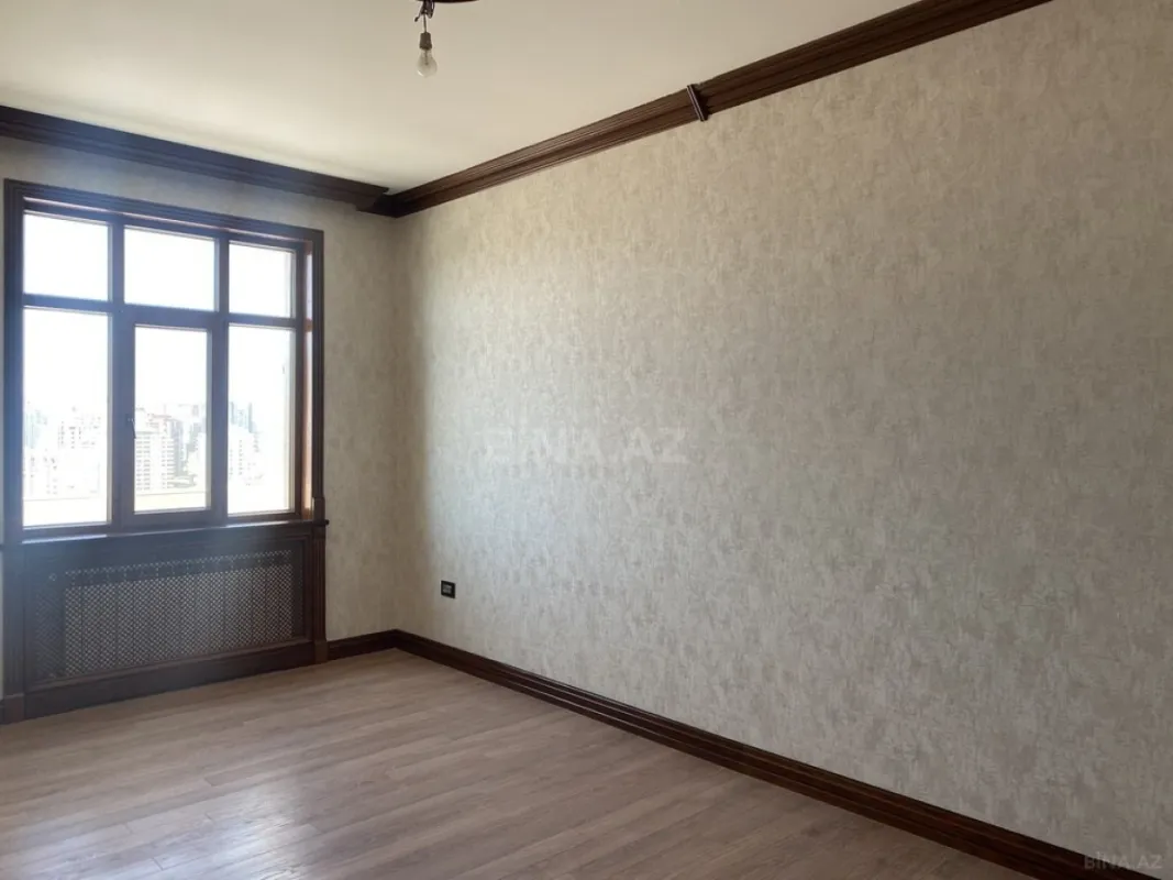 Satılır 4 otaqlı mənzil 180 m²
