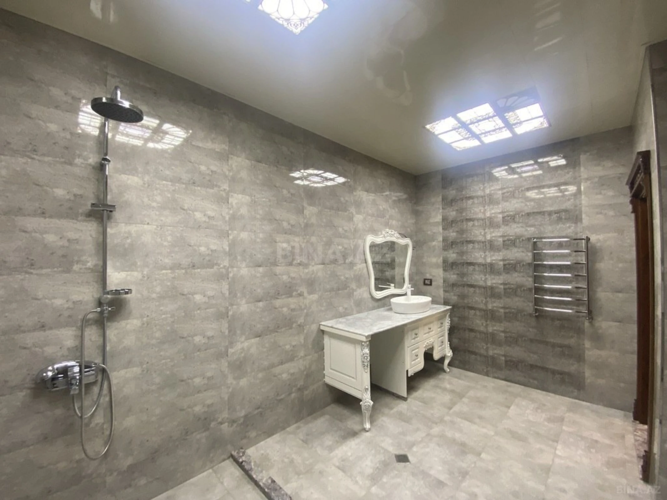 Satılır 4 otaqlı mənzil 180 m²