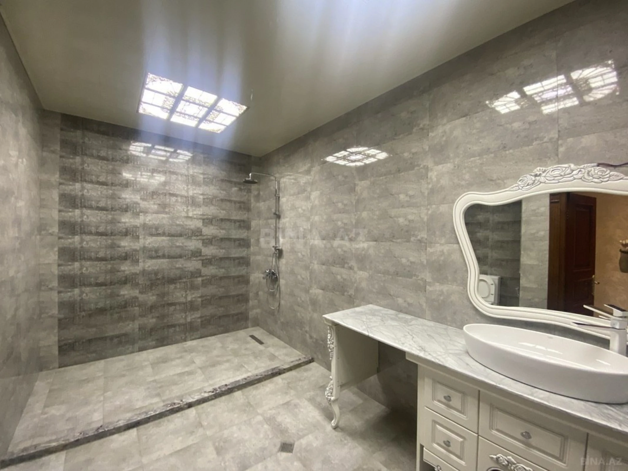 Satılır 4 otaqlı mənzil 180 m²