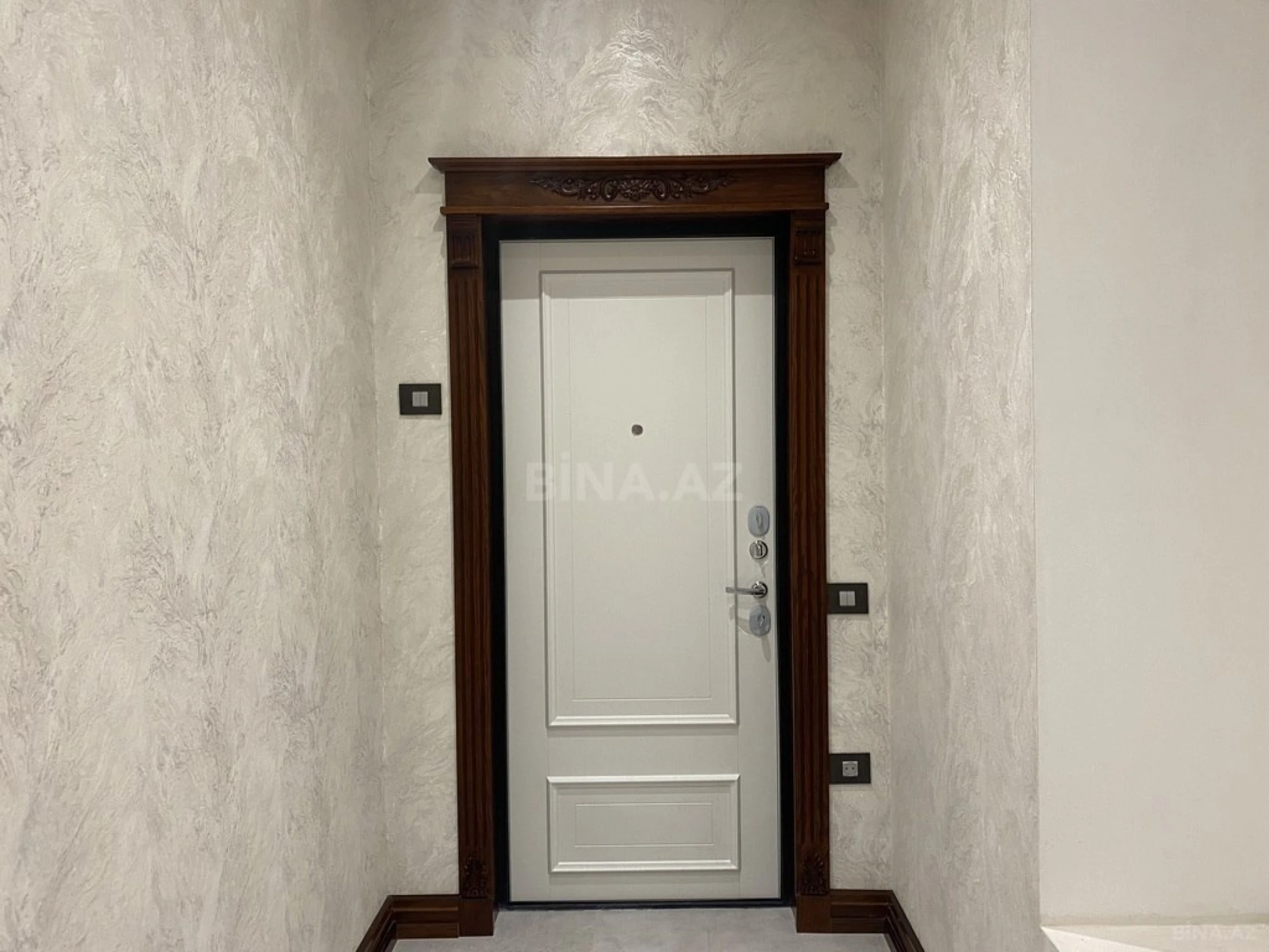 Satılır 4 otaqlı mənzil 180 m²