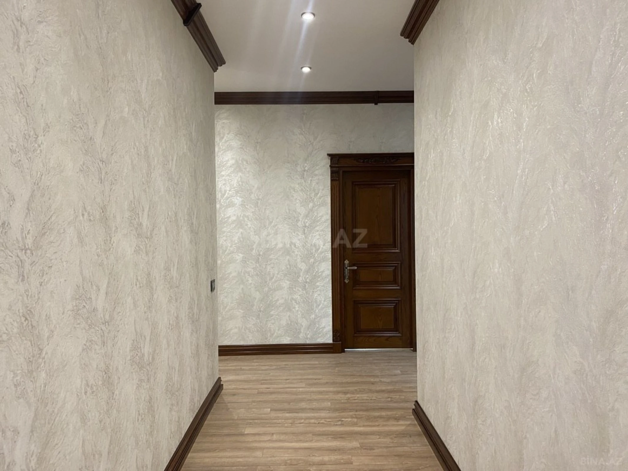 Satılır 4 otaqlı mənzil 180 m²
