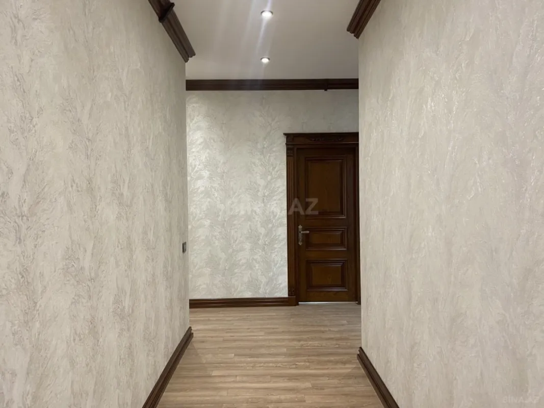 Satılır 4 otaqlı mənzil 180 m²