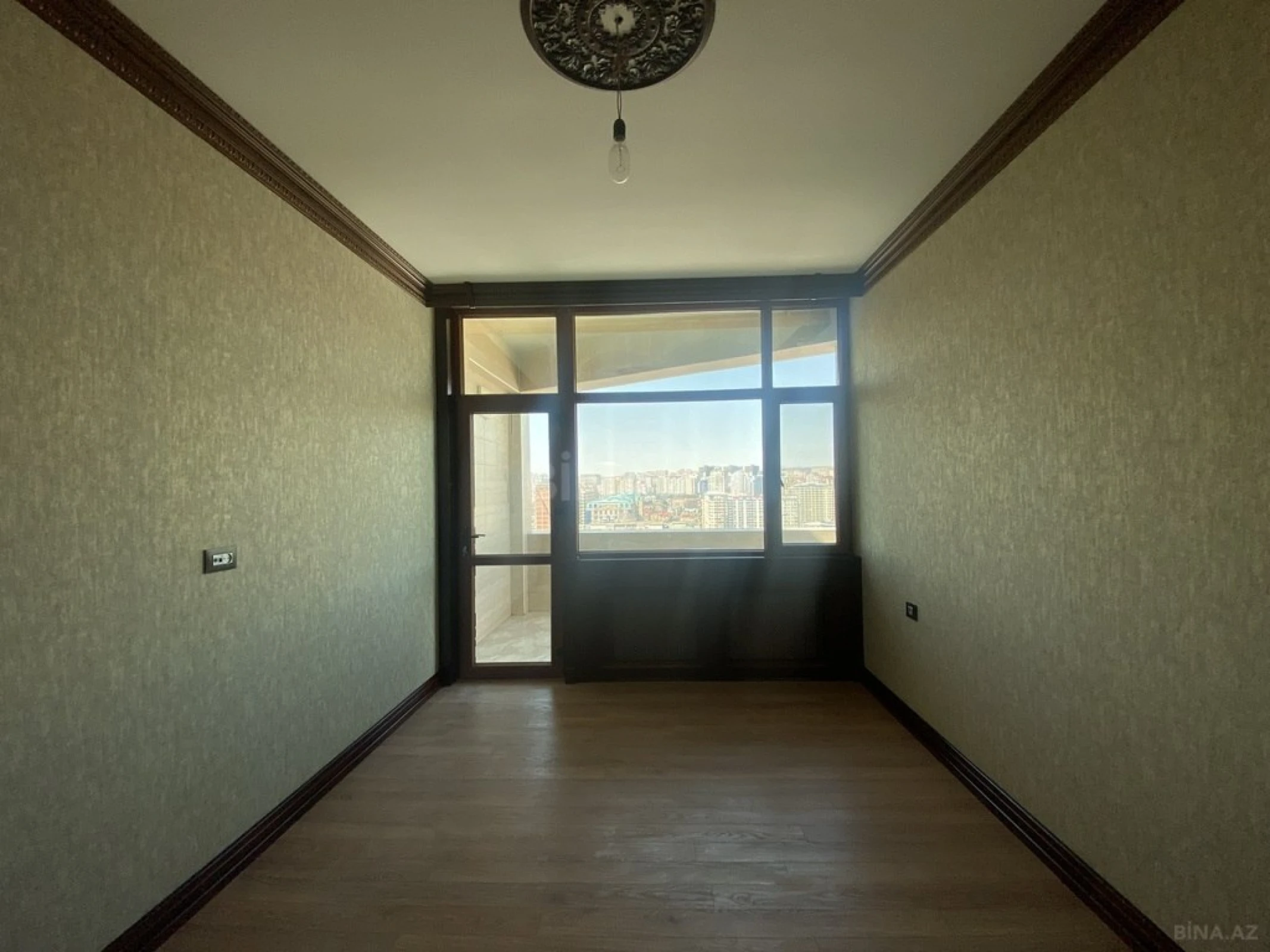 Satılır 4 otaqlı mənzil 180 m²