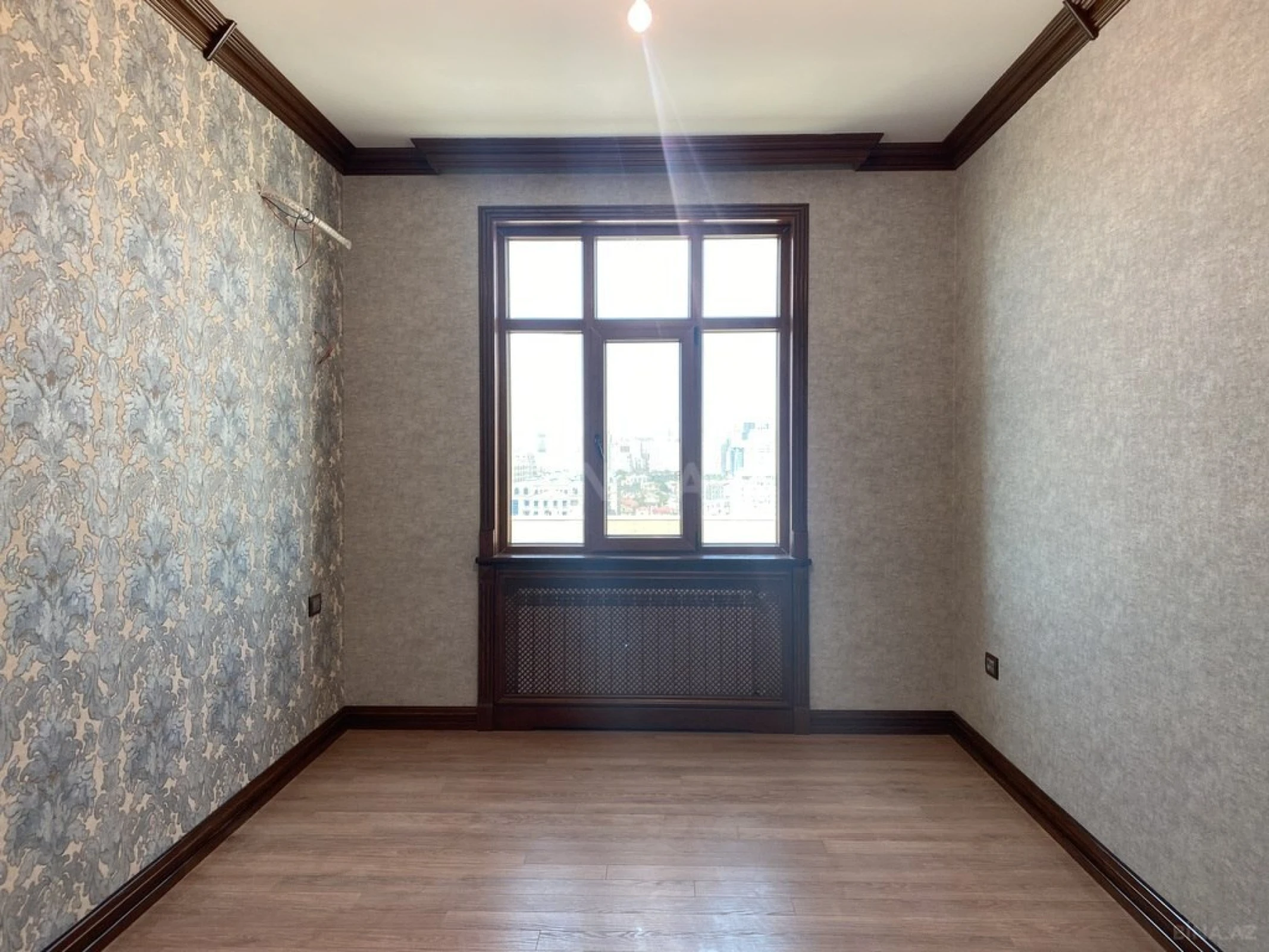 Satılır 4 otaqlı mənzil 180 m²