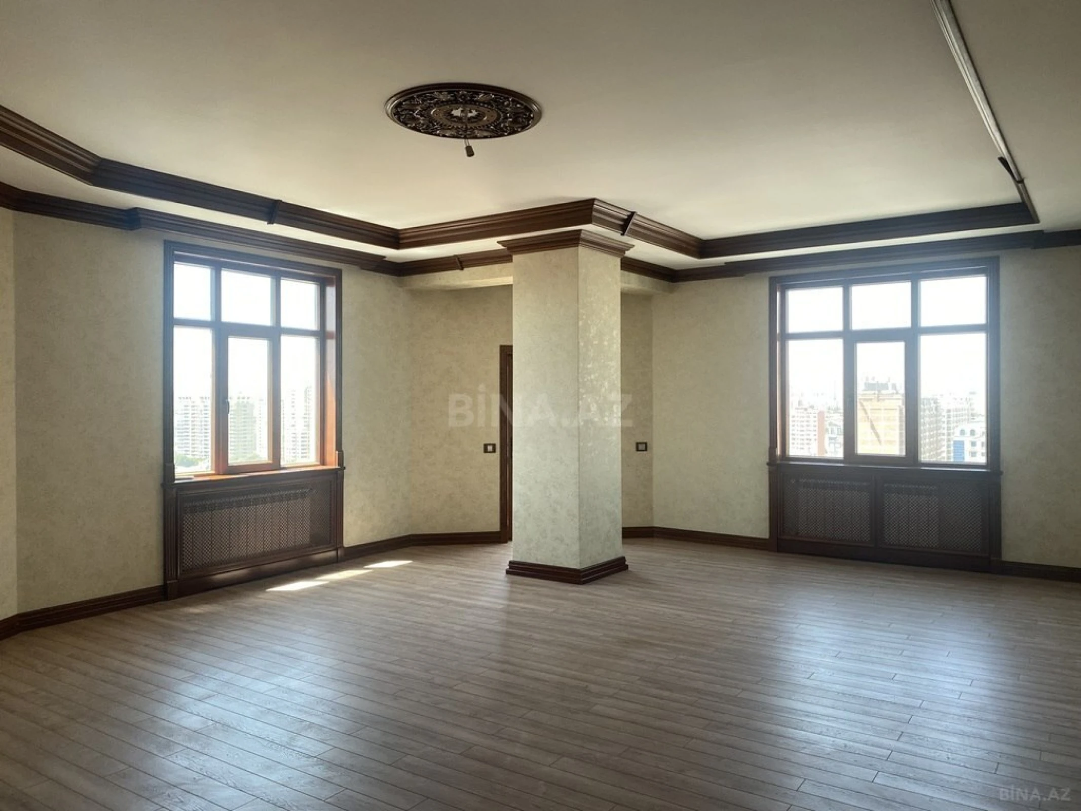 Satılır 4 otaqlı mənzil 180 m²