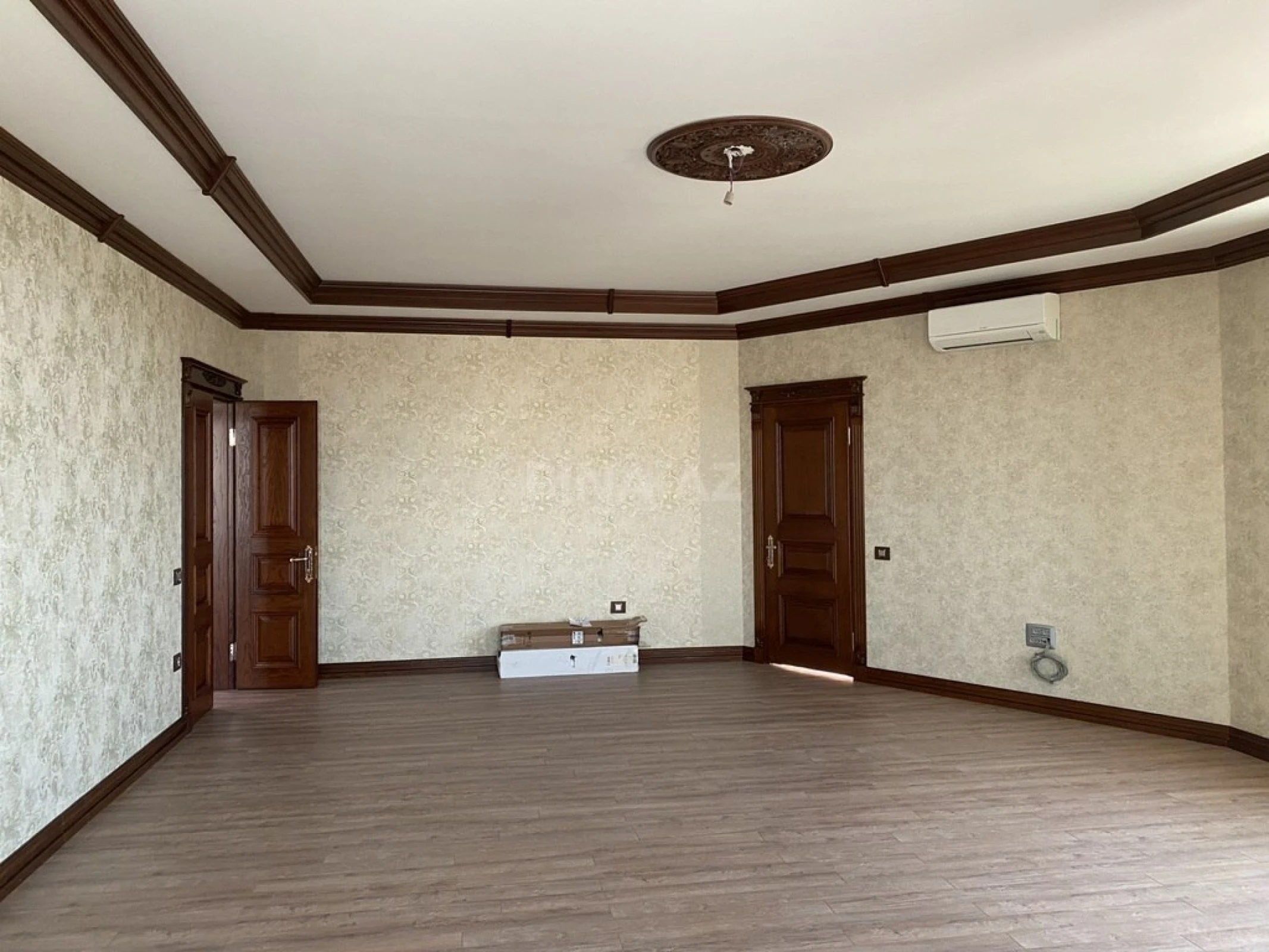 Satılır 4 otaqlı mənzil 180 m²