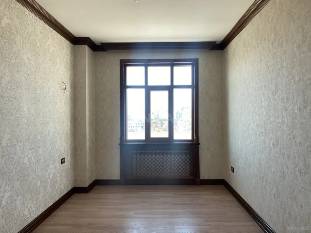 Satılır 4 otaqlı mənzil 180 m²