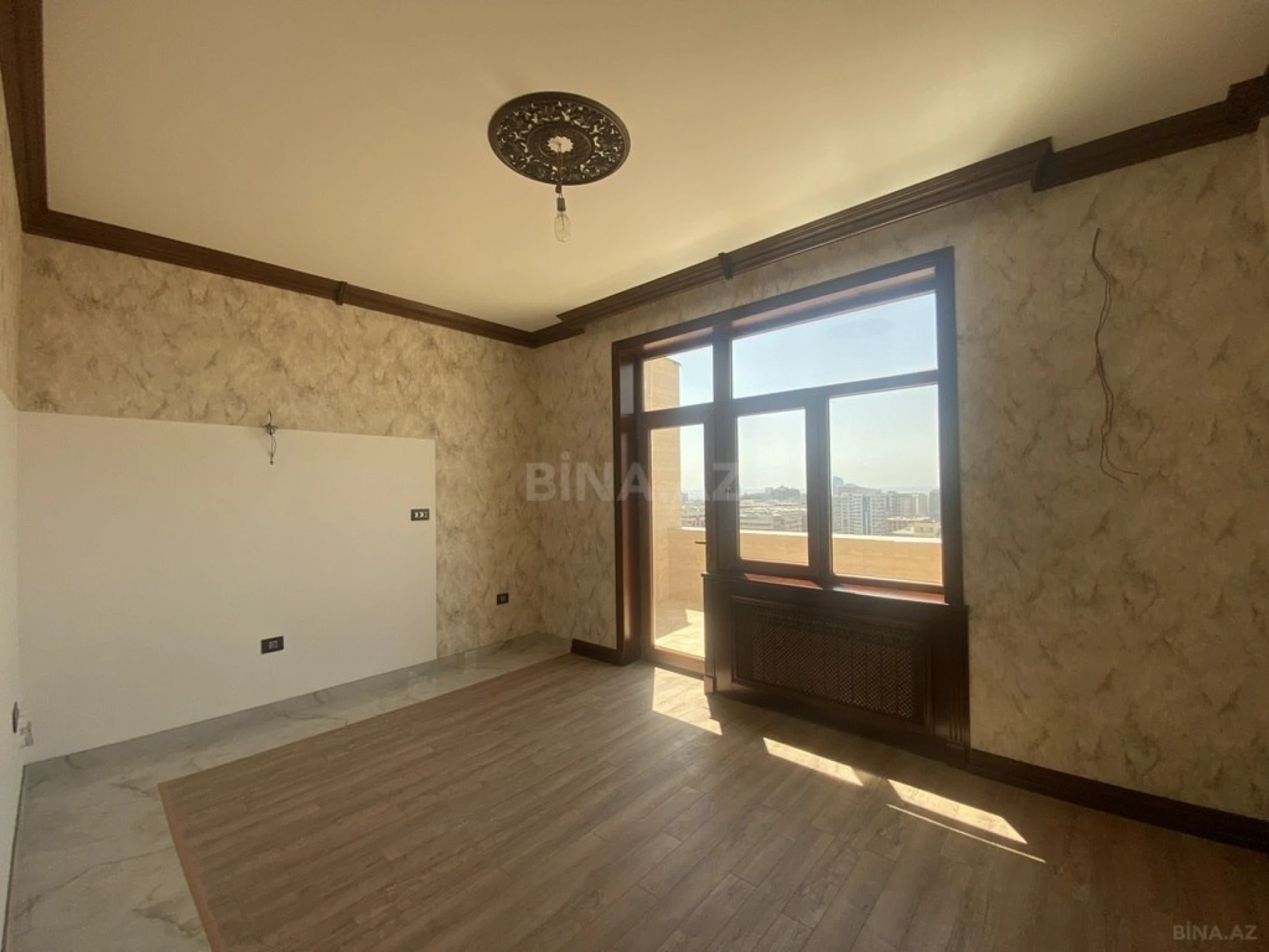 Satılır 4 otaqlı mənzil 180 m²