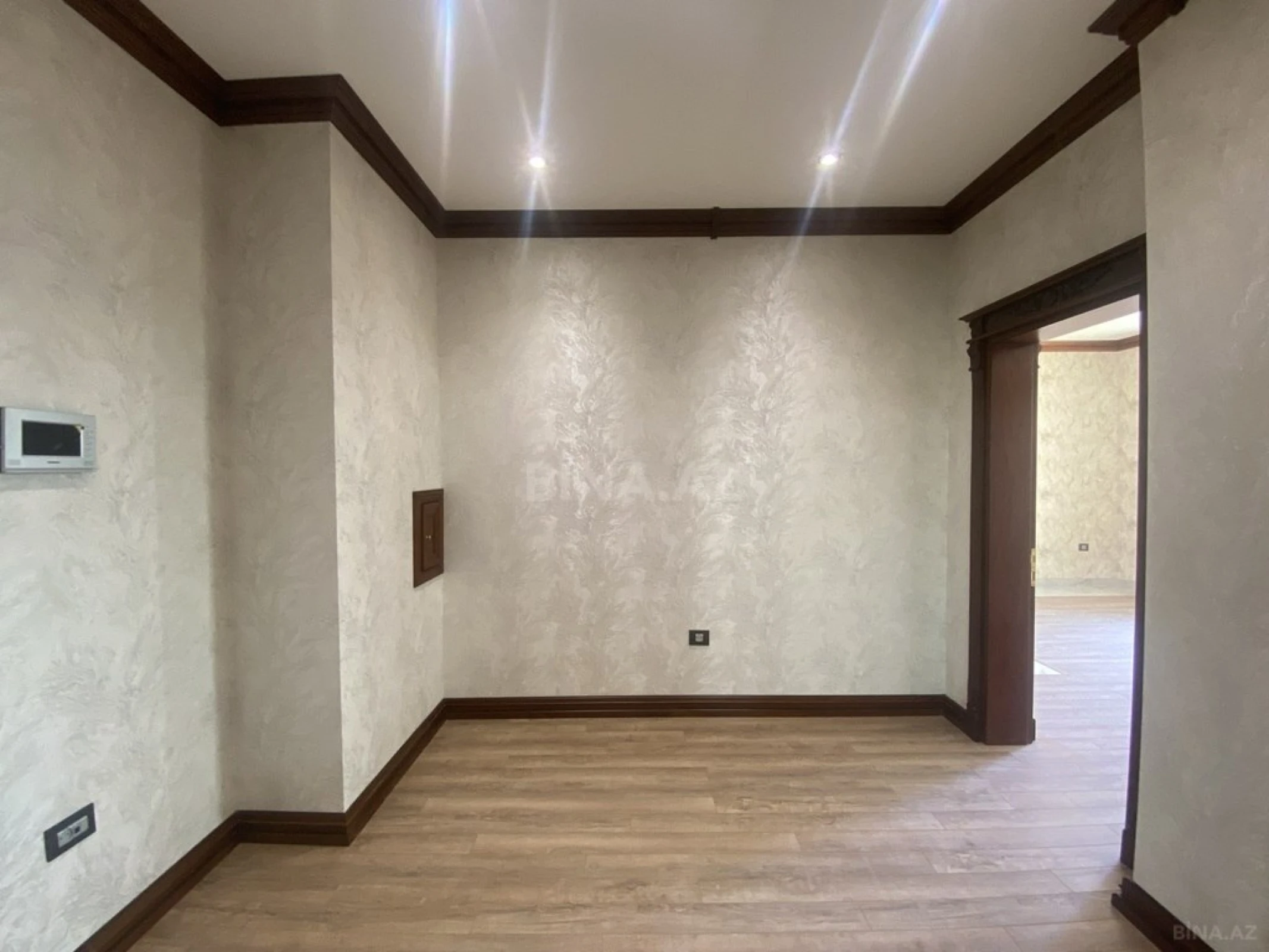 Satılır 4 otaqlı mənzil 180 m²