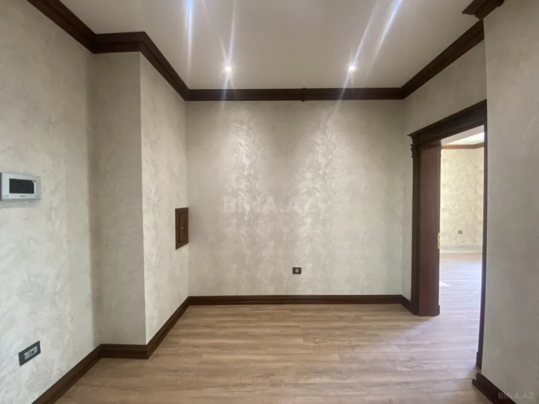 Satılır 4 otaqlı mənzil 180 m²