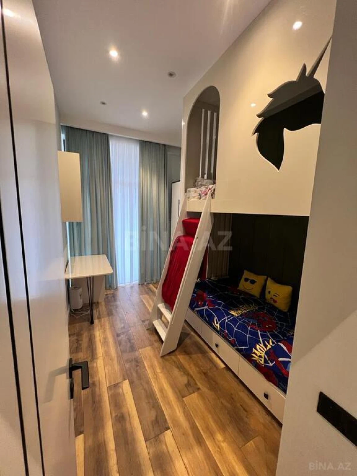 Kirayə verilir 4 otaqlı mənzil 180 m²