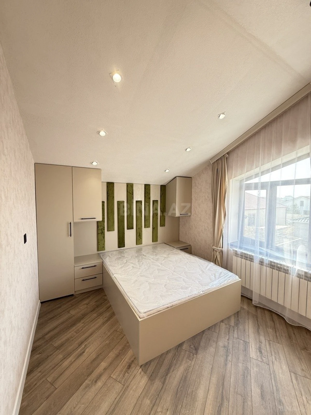 Satılır 5 otaqlı həyət evi 300 m²