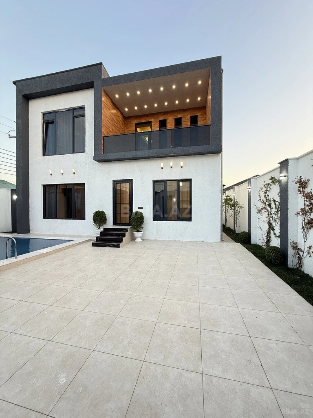 Satılır 5 otaqlı həyət evi 300 m²