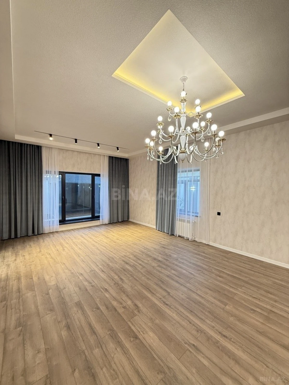 Satılır 5 otaqlı həyət evi 300 m²