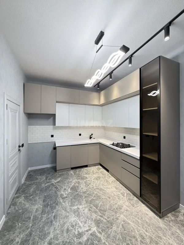 Satılır 5 otaqlı həyət evi 300 m²