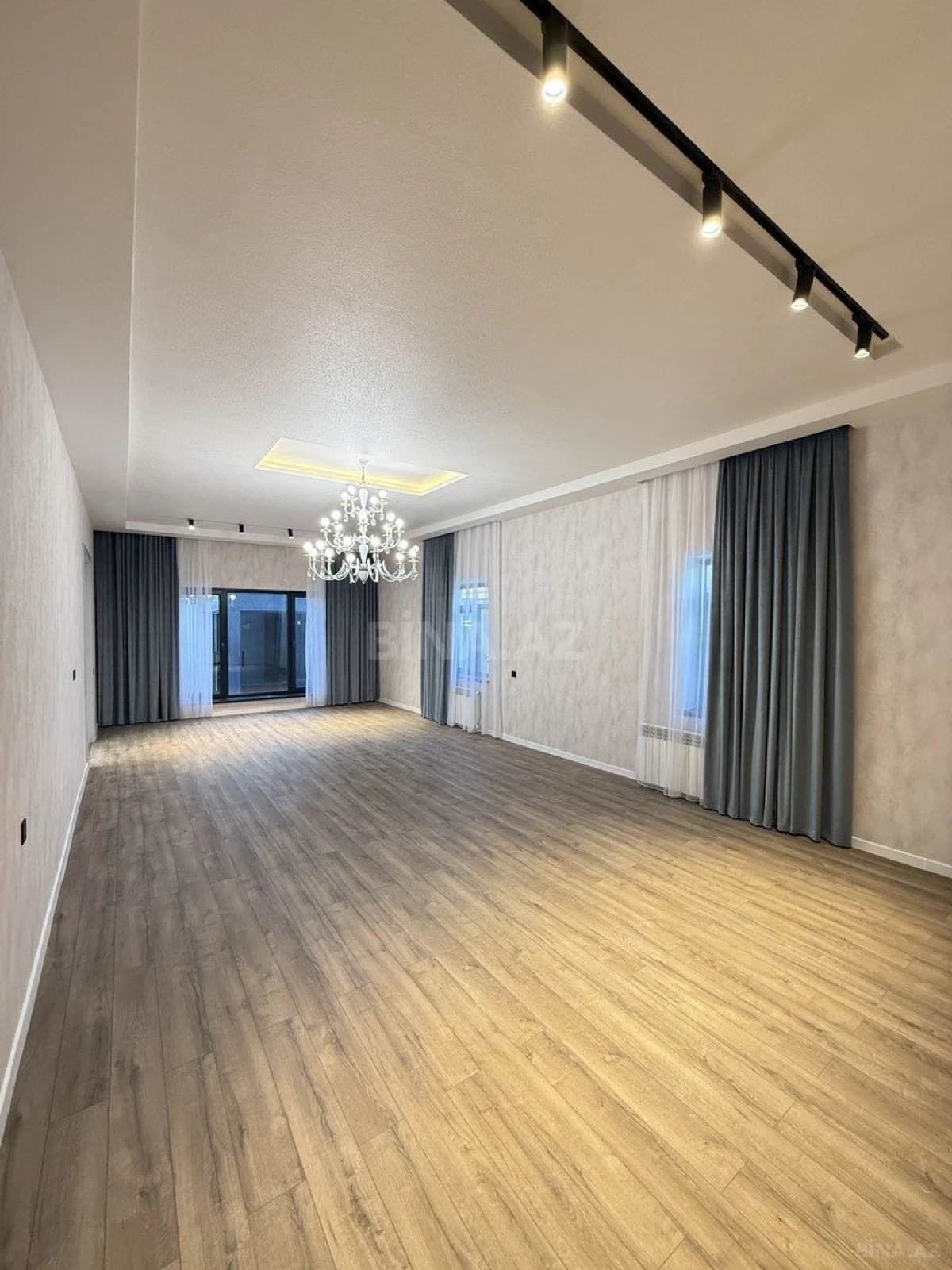Satılır 5 otaqlı həyət evi 300 m²