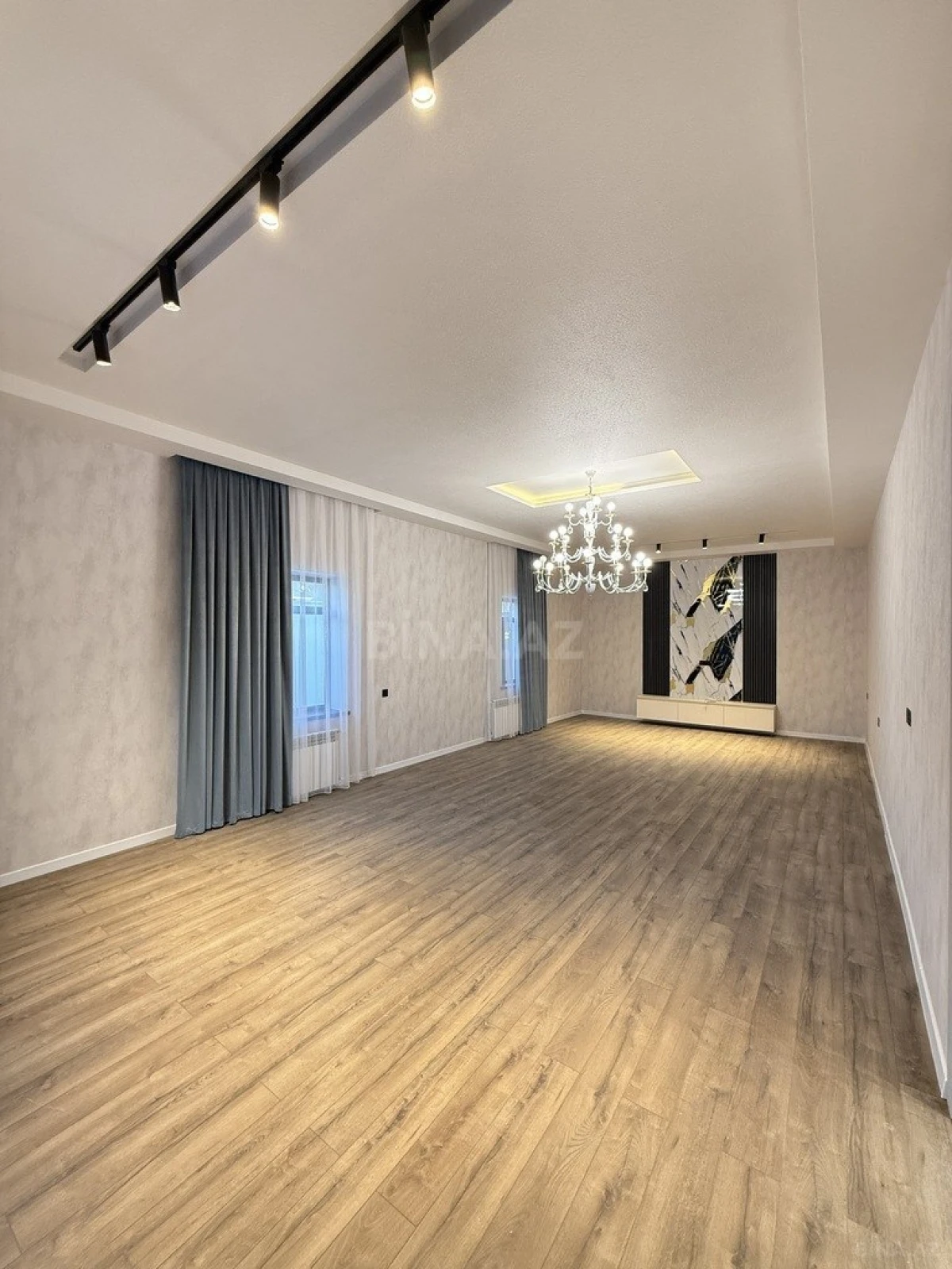 Satılır 5 otaqlı həyət evi 300 m²