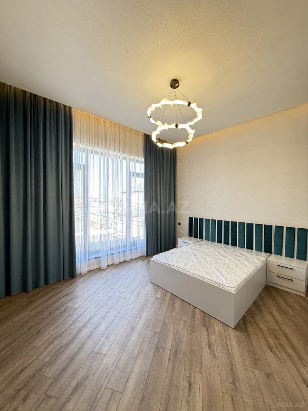 Satılır 5 otaqlı həyət evi 300 m²