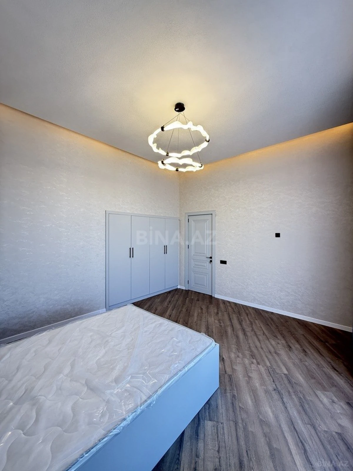 Satılır 5 otaqlı həyət evi 300 m²