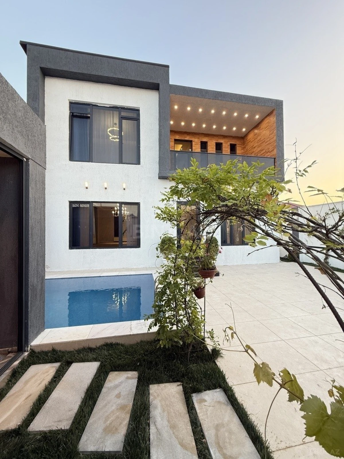 Satılır 5 otaqlı həyət evi 300 m²