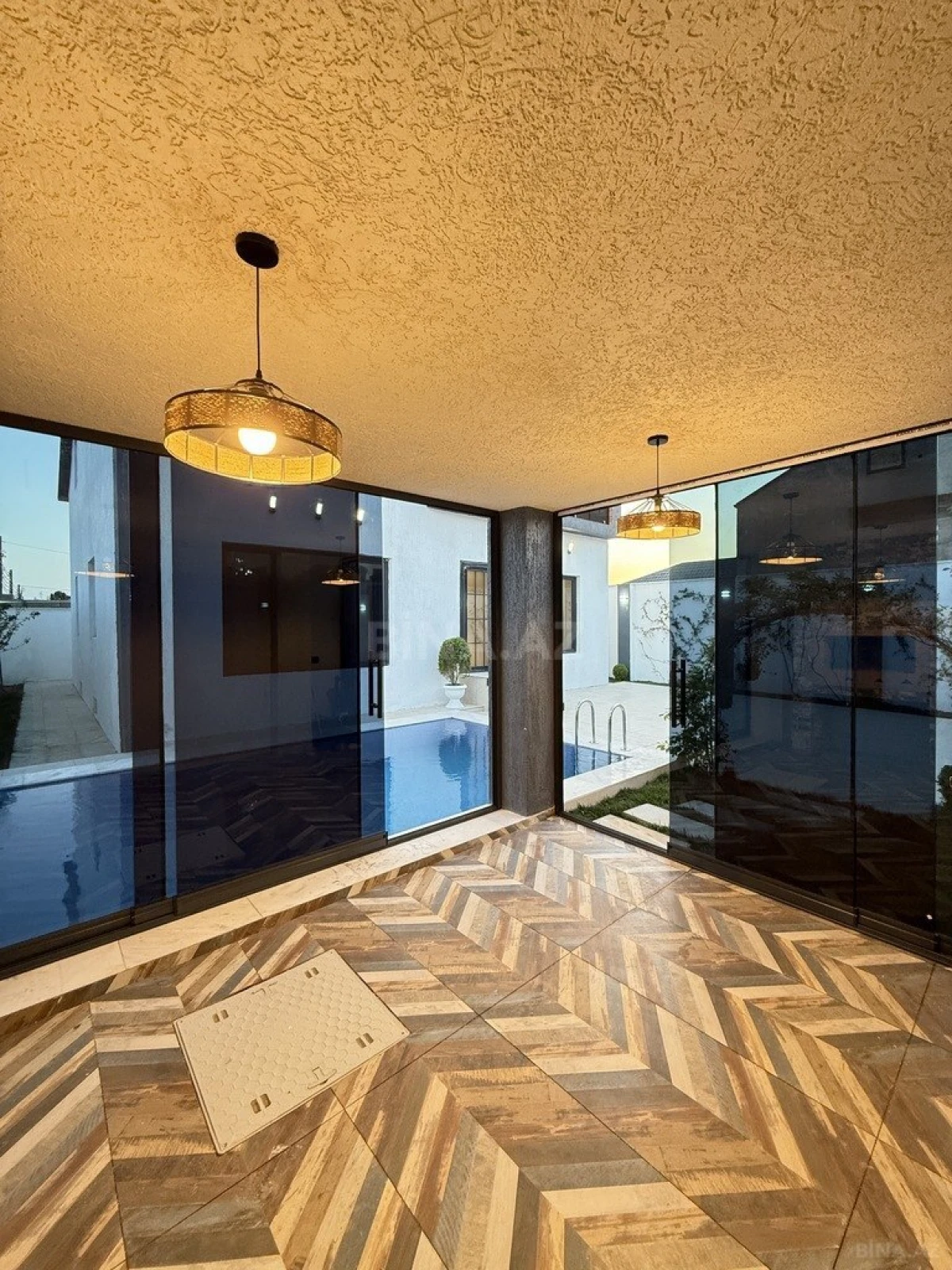 Satılır 5 otaqlı həyət evi 300 m²