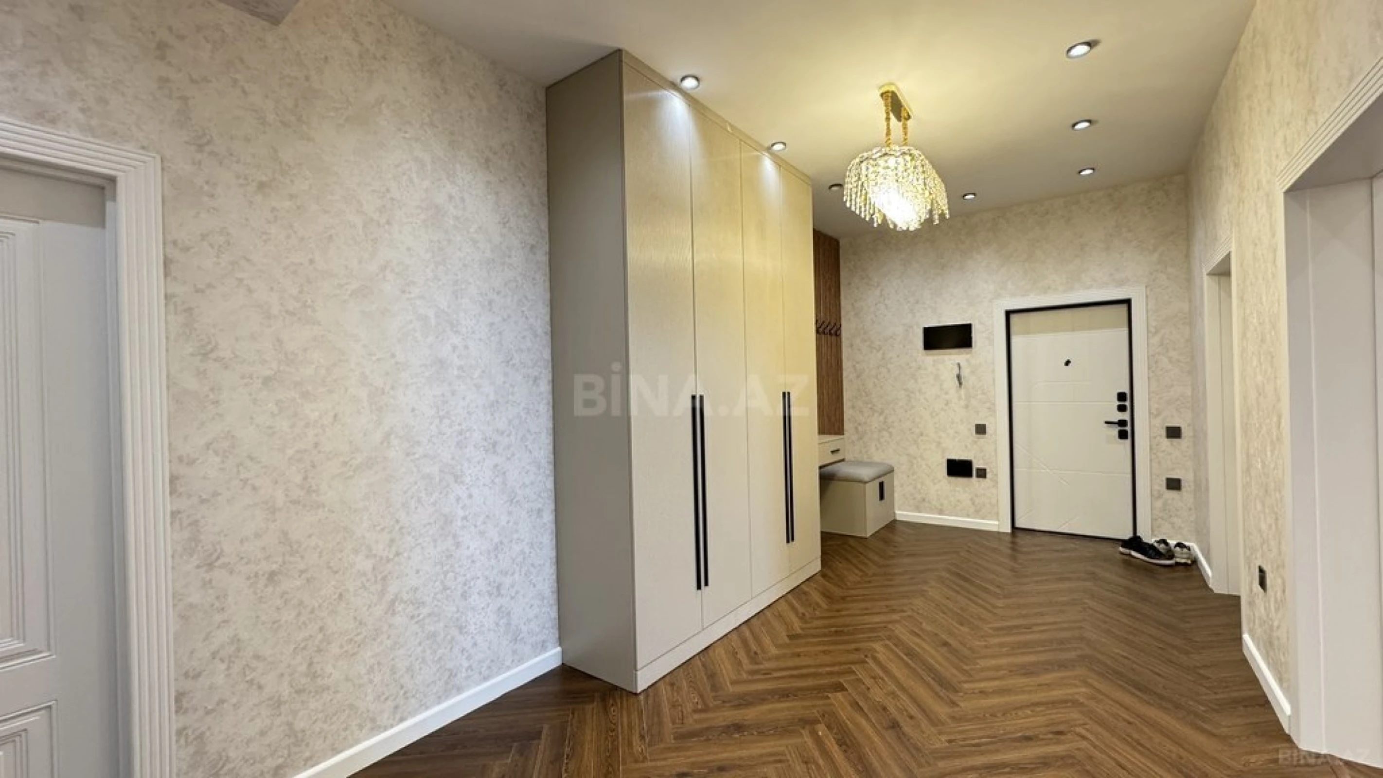 Satılır 3 otaqlı mənzil 138.4 m²
