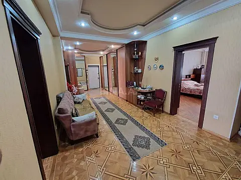 Satılır 4 otaqlı mənzil 200 m²