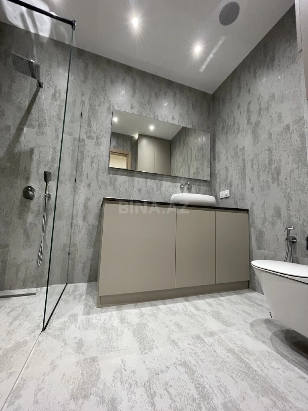 Satılır 3 otaqlı mənzil 132.2 m²