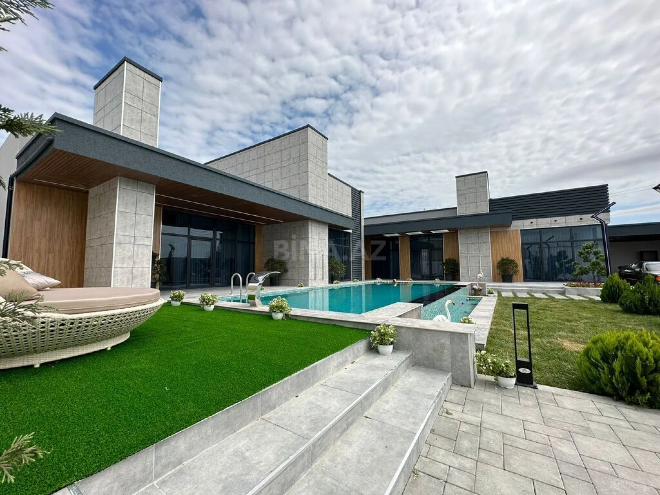 Satılır 5 otaqlı həyət evi 300 m²