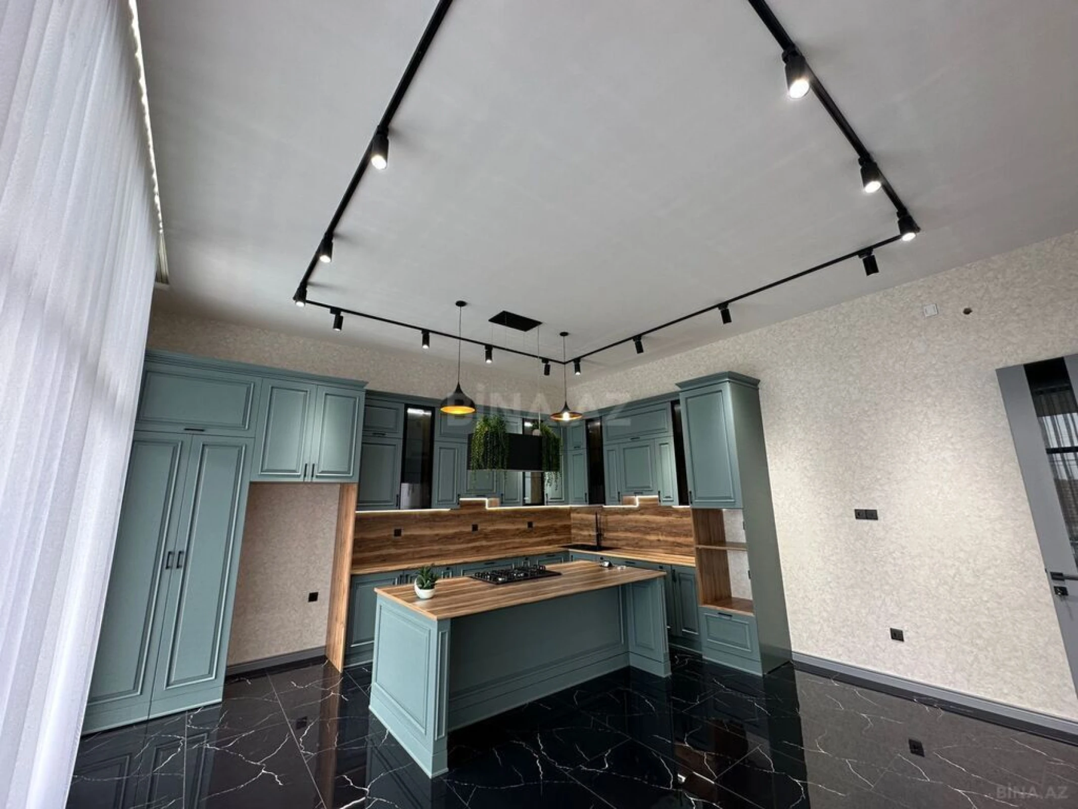 Satılır 5 otaqlı həyət evi 300 m²