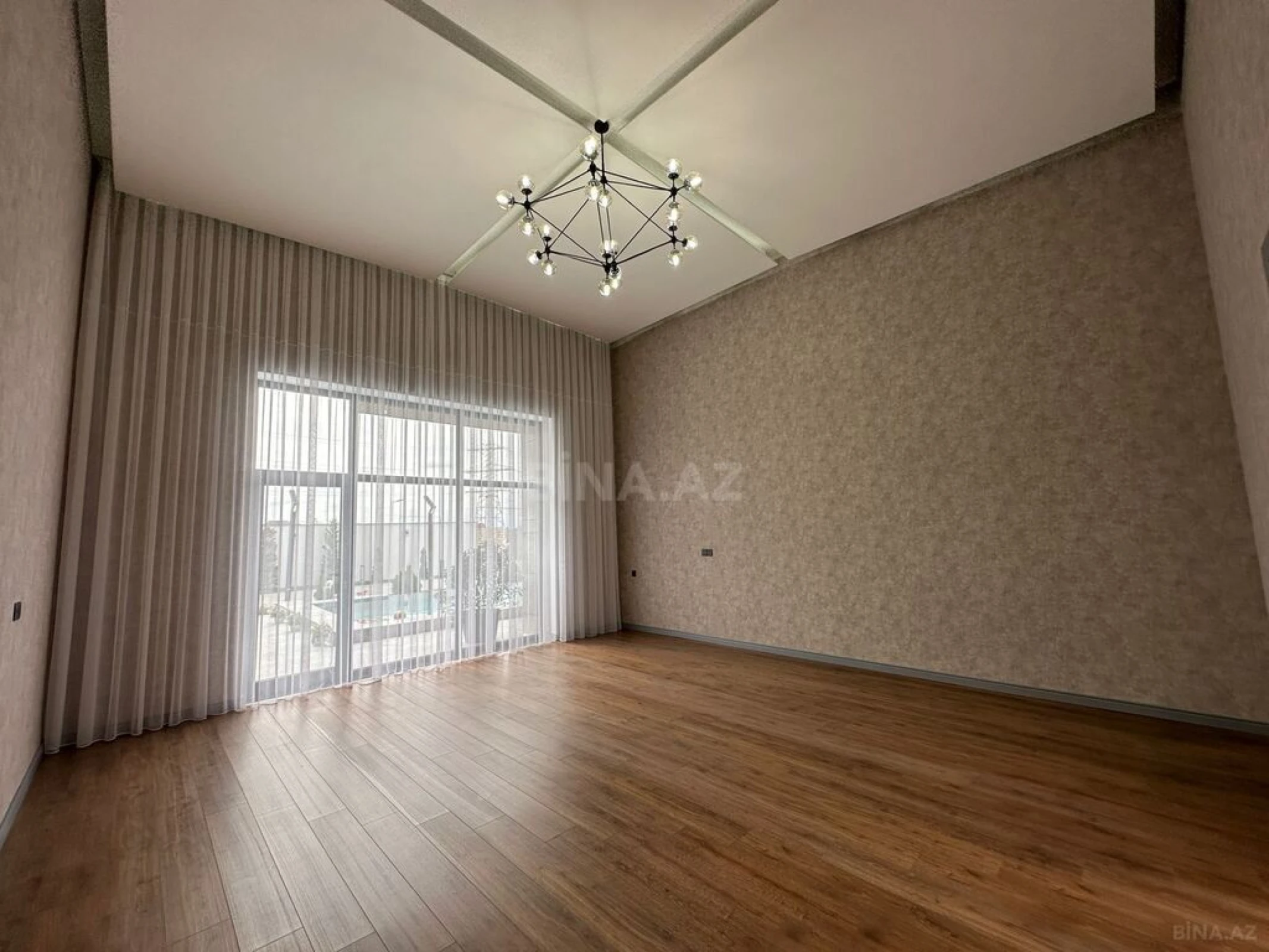 Satılır 5 otaqlı həyət evi 300 m²