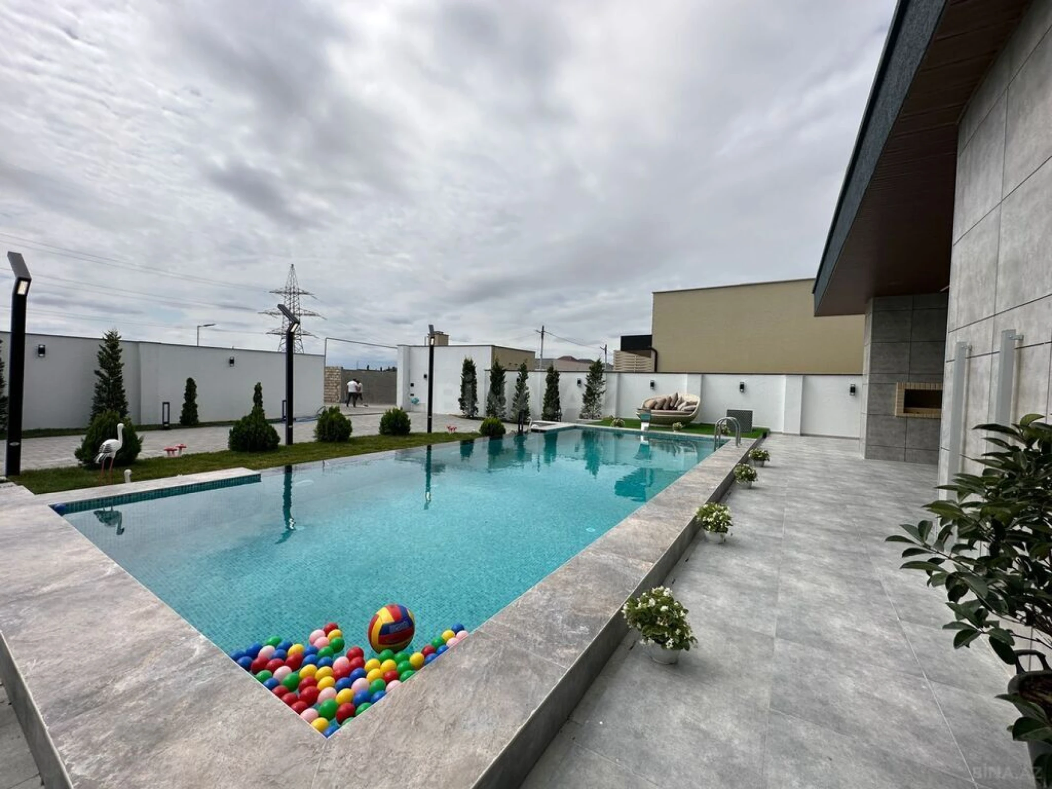Satılır 5 otaqlı həyət evi 300 m²