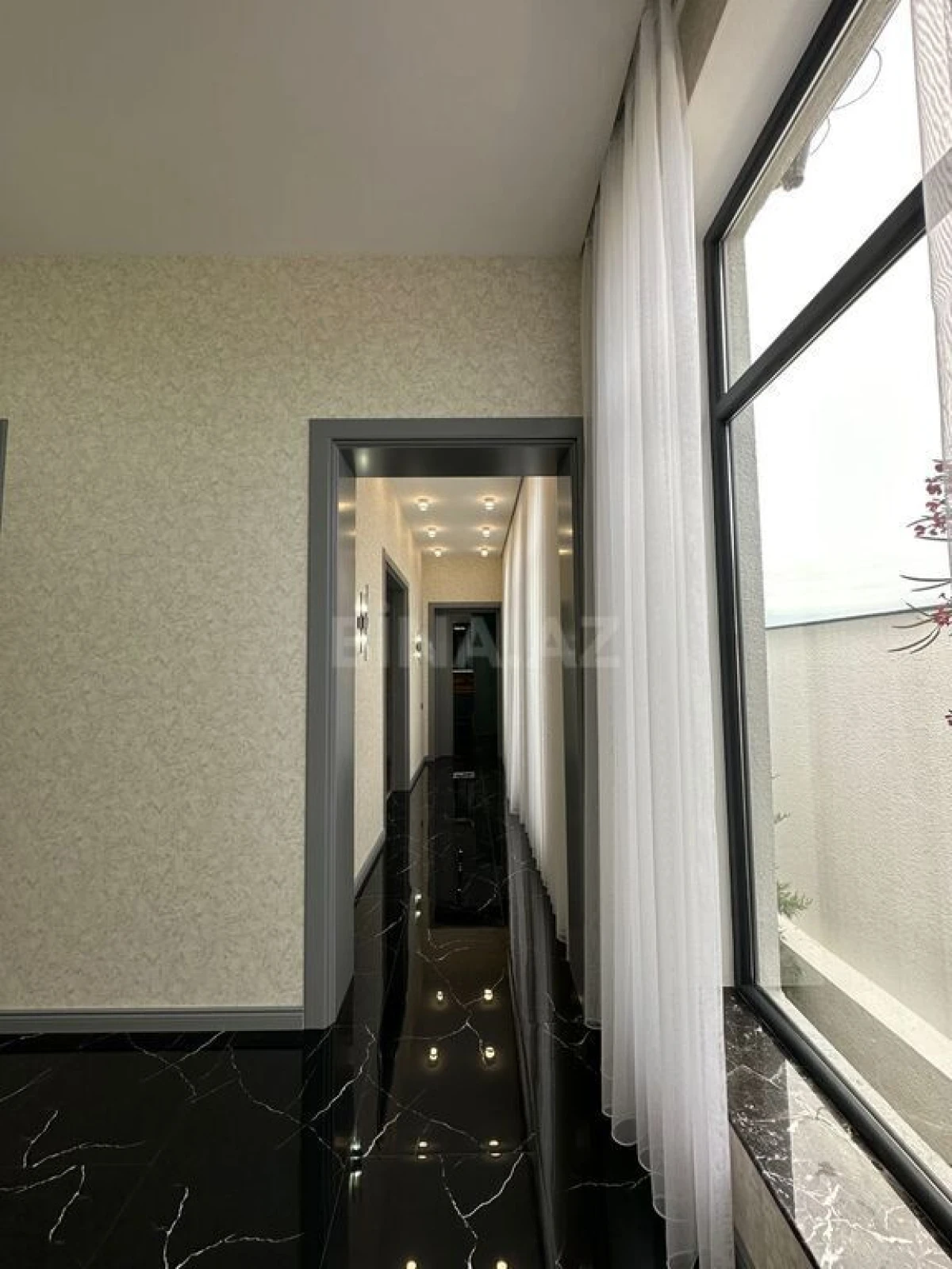 Satılır 5 otaqlı həyət evi 300 m²